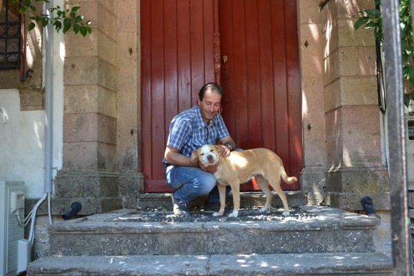 Το σκυλί της 43χρονης που πέθανε στο σεισμό δεν φεύγει από το γκρεμισμένο σπίτι