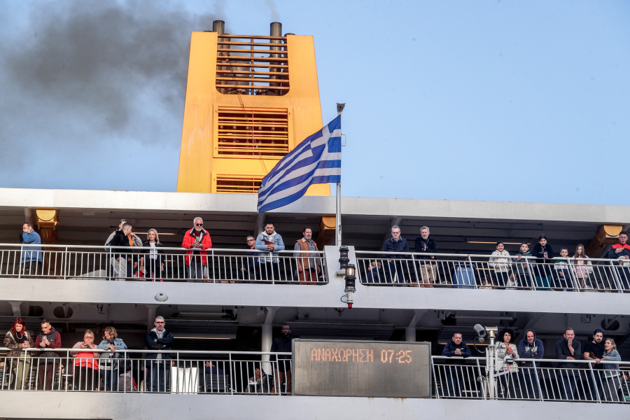 «Τα μαζεύουν» και οι τελευταίοι αδειούχοι του Ιουλίου: Με 80% πληρότητα αναχωρούν τα πλοία