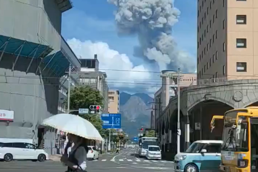 Εξερράγη το ηφαίστειο Sakurajima στην Ιαπωνία αλλά οι κάτοικοι συνεχίζουν ατάραχοι τη ζωή τους (βίντεο)