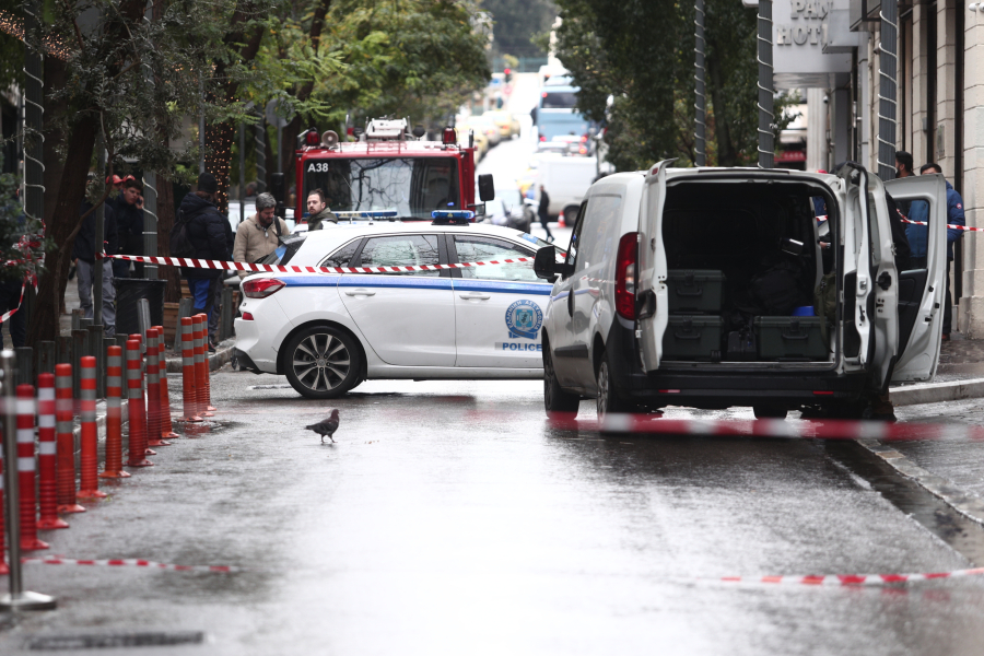 Συναγερμός για ύποπτη βαλίτσα στο Σύνταγμα - Έκλεισαν Ερμού και Νίκης