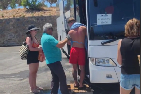 Οδηγός στην Κρήτη «ξεπλένει» τους επιβάτες πριν μπουν στο λεωφορείο (βίντεο)