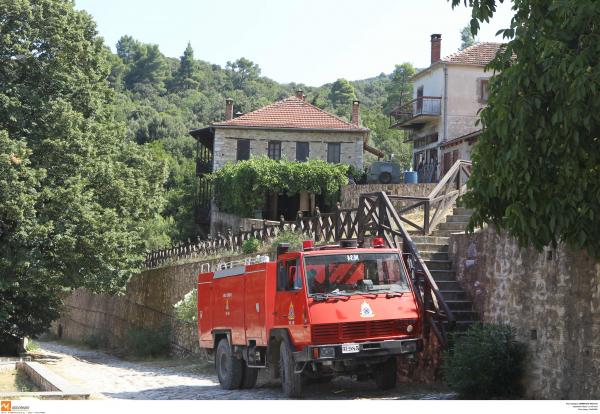 Η πυροσβεστική ερευνά τη φωτιά στην μονή Χιλανδαρίου, στο Άγιον Όρος