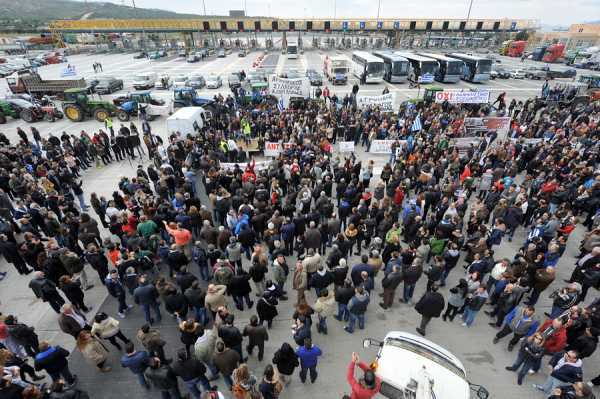 Οι αποκλεισμοί δρόμων απο τους αγρότες σήμερα Σάββατο