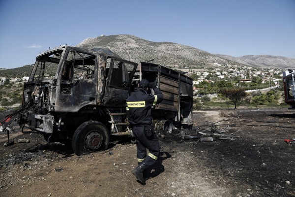 Συνταρακτικές εικόνες από το πέρασμα της πυρκαγιάς στην Ανάβυσσο