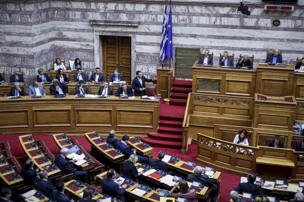 Βουλή: Κατατέθηκε το νομοσχέδιο για την ίδρυση αναπτυξιακής τράπεζας