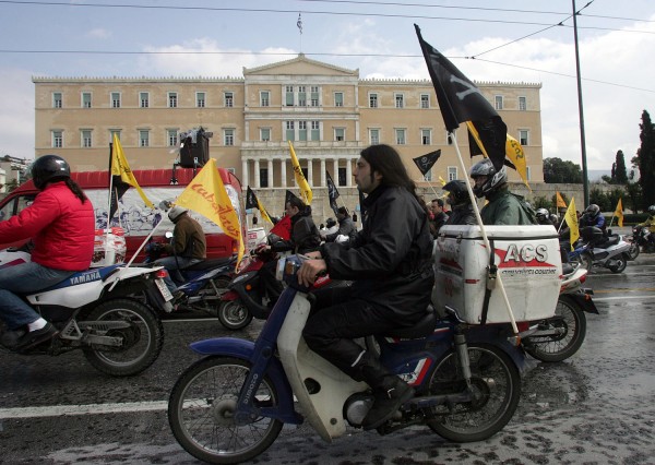 ΓΣΕΕ: Εργασιακός μεσαίωνας στα delivery και τα courier