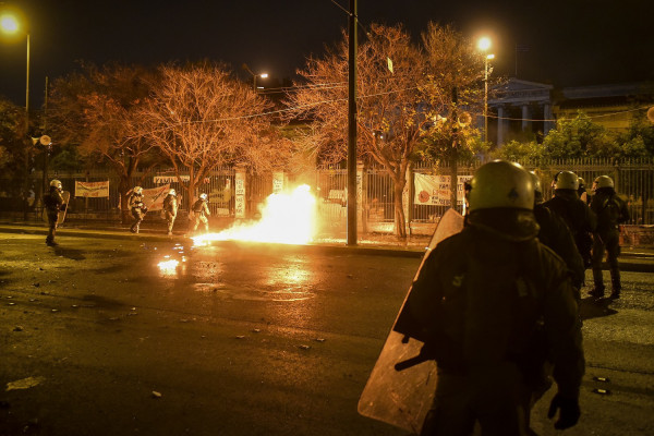 Επίθεση με μολότοφ κατά των ΜΑΤ στο Πολυτεχνείο