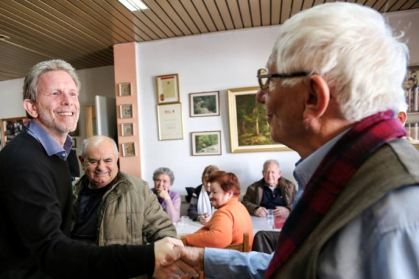 Από τις εμπειρίες των ηλικιωμένων πολιτών μαθαίνει ο Παύλος Γερουλάνος: «Κλέβουμε από τη ζωντάνια τους!» (φωτο)