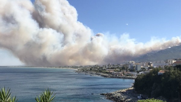 Γαλλία: Κόλαση φωτιάς με 10.000 ανθρώπους να εγκαταλείπουν τα σπίτια τους