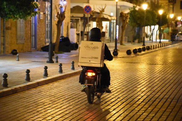 Πάτρα: Διανομέας έσωσε την ζωή γιαγιάς που κινδύνευε να καεί