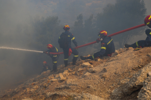 Χίος: Σε εξέλιξη η φωτιά, καίει σε απόκρημνες χαράδρες