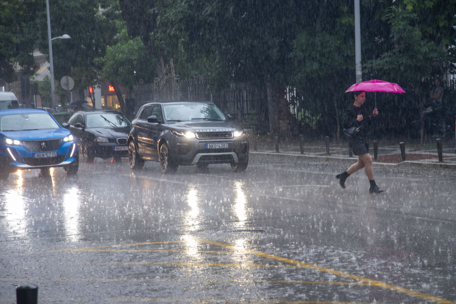 Θεσσαλονίκη: Σφοδρή χαλαζόπτωση - Κλήσεις στο 199 για ασφαλή μεταφορά μαμάς και παιδιού