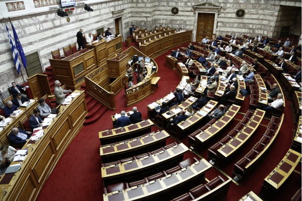 Απόσυρση τροπολογίας για κινητά προσφύγων