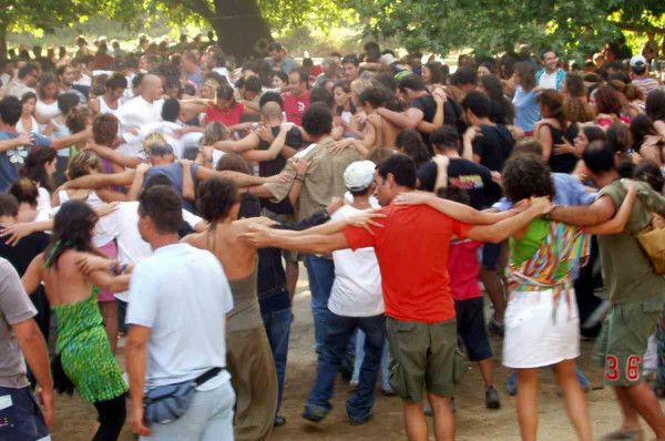 Στο τραπέζι επιβολή περιοριστικών μέτρων για τα πανηγύρια