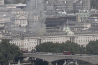 Φωτιά στο Somerset House, στο κέντρο του Λονδίνου - 100 πυροσβέστες στη μάχη (Βίντεο)