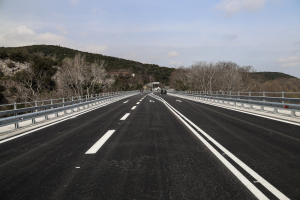 Παραδόθηκε στην κυκλοφορία η γέφυρα Πηνειού στα Τέμπη