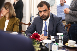 Μαρινάκης αδειάζει Άδωνι για Δένδια: «Κανείς δεν έλειπε αδικαιολόγητα από την εκδήλωση της ΝΔ»