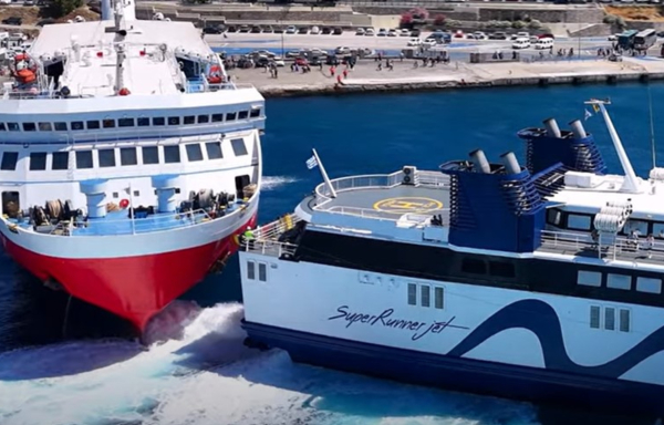 Καπετάνιος... πιλότος στην Τήνο: Η θεαματική μανούβρα πλοίου για να μπει και να δέσει στο λιμάνι – Δείτε βίντεο