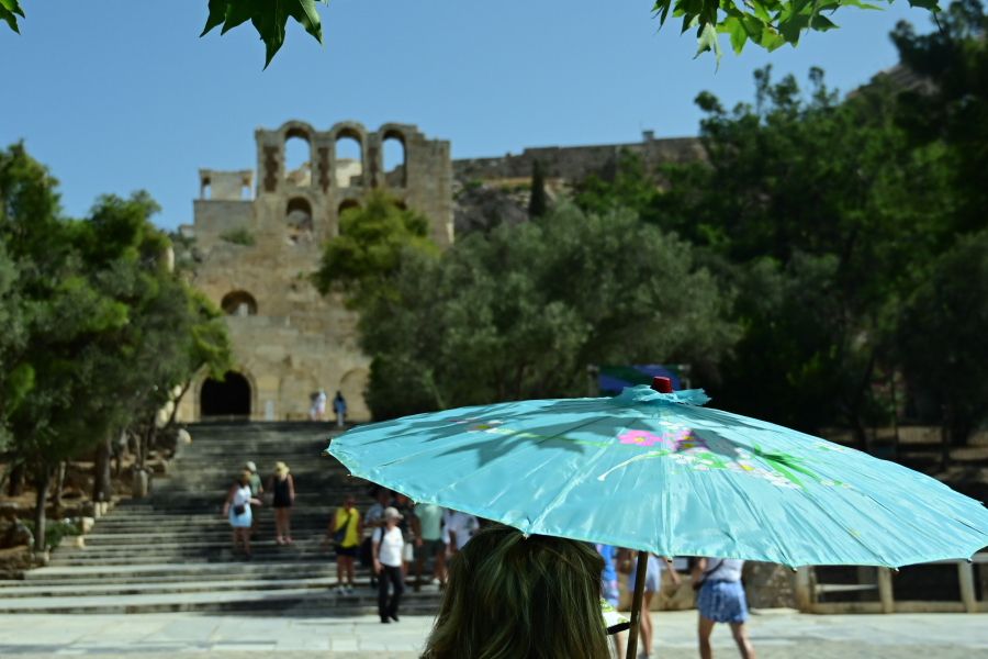 Περισσότεροι, αλλά πιο «σφικτοί» οι επισκέπτες της Ελλάδας - Στα 583 ευρώ η μέση δαπάνη ανά ταξιδιώτη