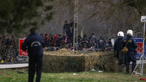 Φωτογραφία - ντοκουμέντο: Τούρκοι μοιράζουν σκηνές σε μετανάστες στον Έβρο