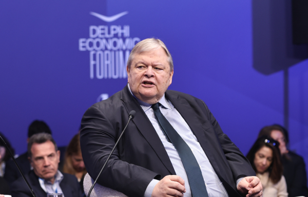 Η αναγόρευση σε επίτιμο διδάκτορα αναδεικνύεται σε συγκέντρωση με μηνύματα στο Μαξίμου!