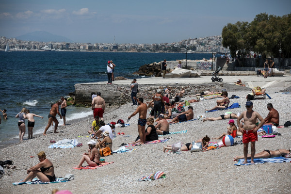 Καιρός: Καύσωνας και την Τρίτη - Στα ύψη ο υδράργυρος με έντονη ζέστη σε όλη τη χώρα