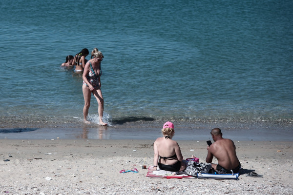 Καιρός: Ζέστη και σκόνη την Κυριακή - Πού θα χτυπήσει «κόκκινο» η θερμοκρασία