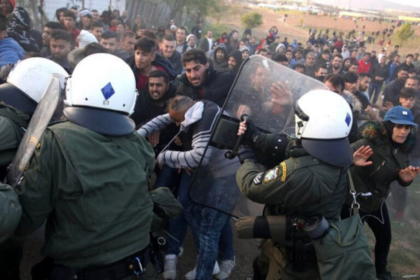 Εικόνες ντροπής στα Διαβατά - Πετάνε κοριτσάκι πάνω στους αστυνομικούς (video)