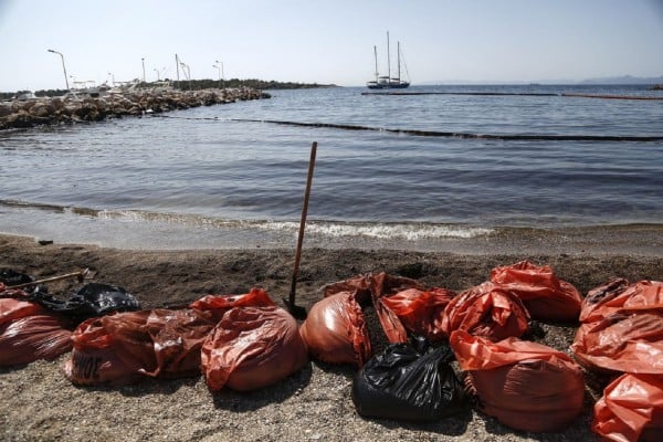 Η κατάσταση με το μαζούτ σε μία προς μία τις παραλίες της Αττικής