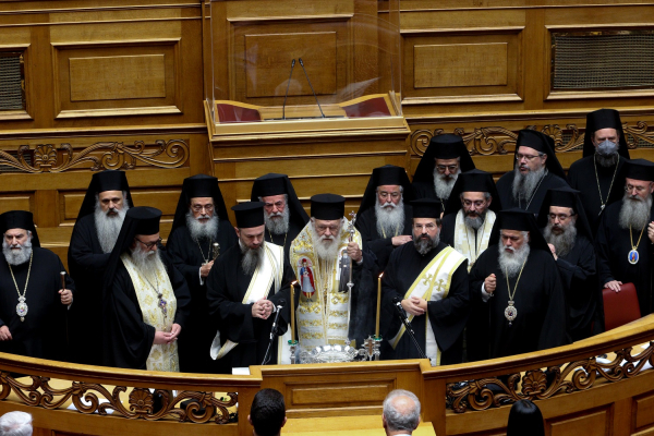 Έκανε τον αγιασμό στη Βουλή ο Αρχιεπίσκοπος Ιερώνυμος, «να αφήσουμε τα μικρά που μας χωρίζουν και να δούμε τα μεγάλα που μας ενώνουν»