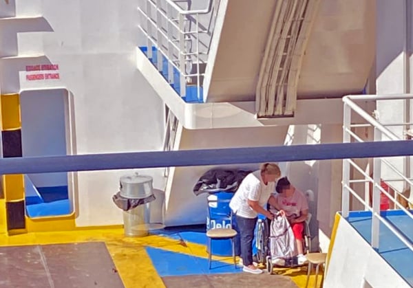 Εικόνα ντροπής σε πλοίο της γραμμής: Τι απαντά το Λιμενικό για το κορίτσι ΑμεΑ που αναγκάστηκε να ταξιδέψει στο πάρκινγκ