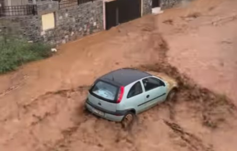 Κρήτη: Πνίγηκε πάλι το Παλαιόκαστρο - Αυτοκίνητα στη θάλασσα και σοβαρές ζημιές (βίντεο)