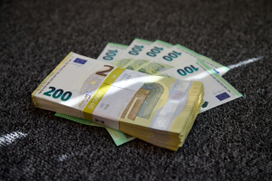 Εφορία: Πρόστιμο 7.800 ευρώ και φόρος για δωρεά 26.000 ευρώ κόρης στον πατέρα της