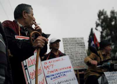 Ασφαλιστικό: Ο προϋπολογισμός αποκαλύπτει το μαχαίρι σε συντάξεις, ΕΚΑΣ και αύξηση σε εισφορές