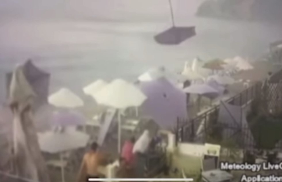 Η στιγμή που ανεμοστρόβιλος ξηλώνει ομπρέλες σε beach bar