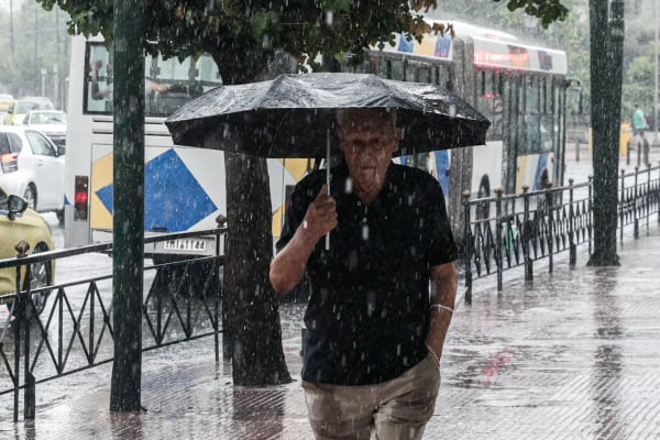«Καρεκλοπόδαρα» στο κέντρο της Αθήνας - Πού και τι ώρα θα βρέξει αύριο