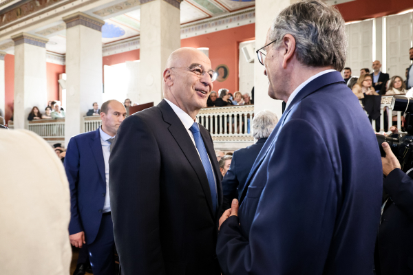 Η όλο σημασία παρουσία του Νίκου Δένδια στο μνημόσυνο για τη Λένα Σαμαρά