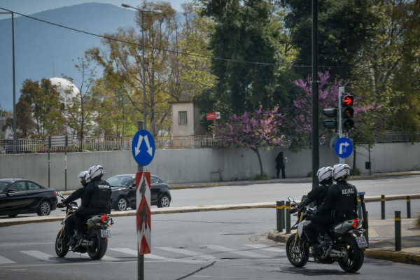 Τρόμος στα Πατήσια - Μαχαίρωσε τον αδελφό του, επιτέθηκε και σε αστυνομικό