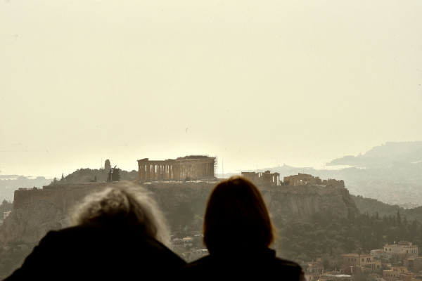 Meteo: Ισχυρές λασποβροχές και σκόνη λόγω βαρομετρικού χαμηλού από τη Λιβύη