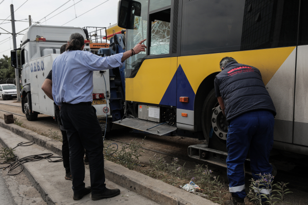 Έκτακτες κυκλοφοριακές ρυθμίσεις στο Τραμ, λόγω της πρόσκρουσης του λεωφορείου σε κολώνα