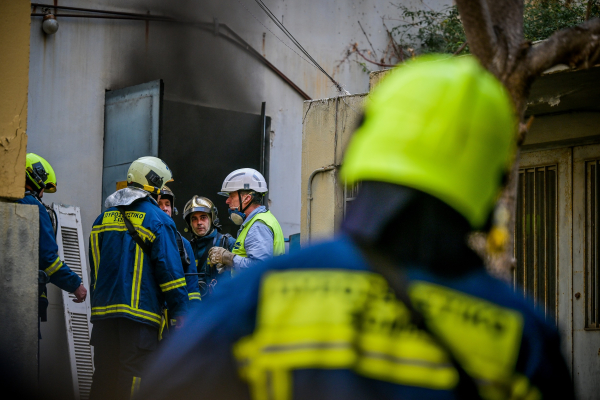 Φωτιά τώρα σε υπόγειο πάρκινγκ πενταώροφης πολυκατοικίας στην Αθήνα