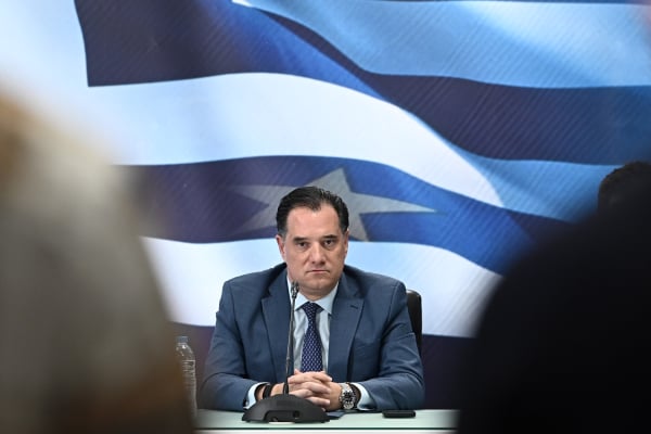 Το «δίλημμα» του Άδωνι Γεωργιάδη για την κηδεία του τέως βασιλιά Κωνσταντίνου