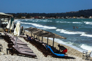 Ο καιρός τον Δεκαπενταύγουστο: Πτώση θερμοκρασίας και έως 9 μποφόρ - Πού αναμένονται καταιγίδες