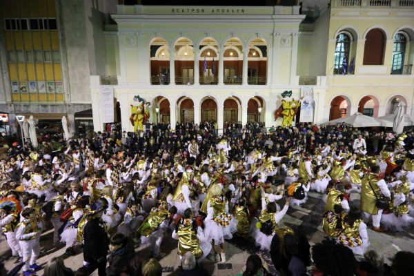 Πατρινό καρναβάλι: Πάνω από 30.000 καρναβαλιστές ξεχύθηκαν στους δρόμους [vid pic]