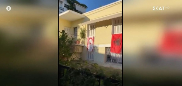 Απίστευτο θέαμα σε σπίτι στου Παπάγου: Σημαίες της Αλβανίας και του ψευδοκράτους εκεί που κατοικούν στρατιωτικοί! (βίντεο)