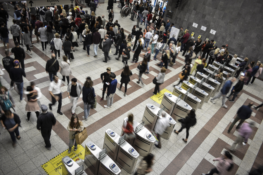 Τέλος στα χάρτινα εισιτήρια στα ΜΜΜ -Η τραπεζική κάρτα θα «ανοίγει» τις μπάρες