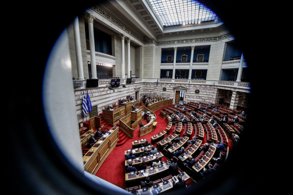 Έξι κρούσματα στη Βουλή, την Πέμπτη αποφασίζονται τα μέτρα