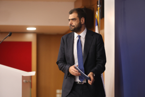 Μαρινάκης κατά Ανδρουλάκη: «Βροχή δισεκατομμυρίων και ανέξοδες υποσχέσεις»