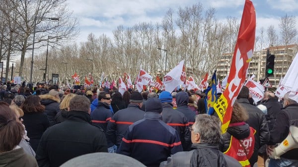 Παρίσι: Συμπλοκές ανάμεσα σε νεαρούς διαδηλωτές και αστυνομικούς (βίντεο)