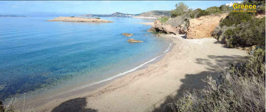 Μια νησιωτική παραλία 45 λεπτά από το κέντρο της Αθήνας